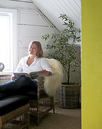 MAMMAS HJØRNE: I motsatt ende av loftet har Hilde sin lille franske krok. Kurvmøbler fra Studio Slettvoll.