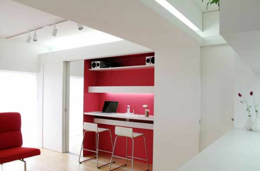 SE RØDT: I denne minileiligheten i Tokyo har arkitektene tegnet inn en liten arbeidsplass innenfor skyvedører i stuen.