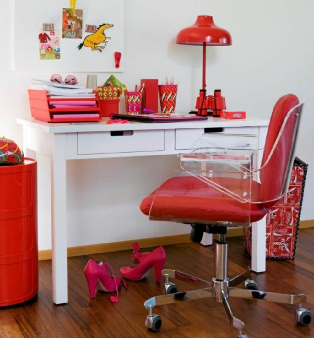 KNALLFARGER: Hjemmekontoret kan gjøres mer personlig ved bruk av farger og pynt.