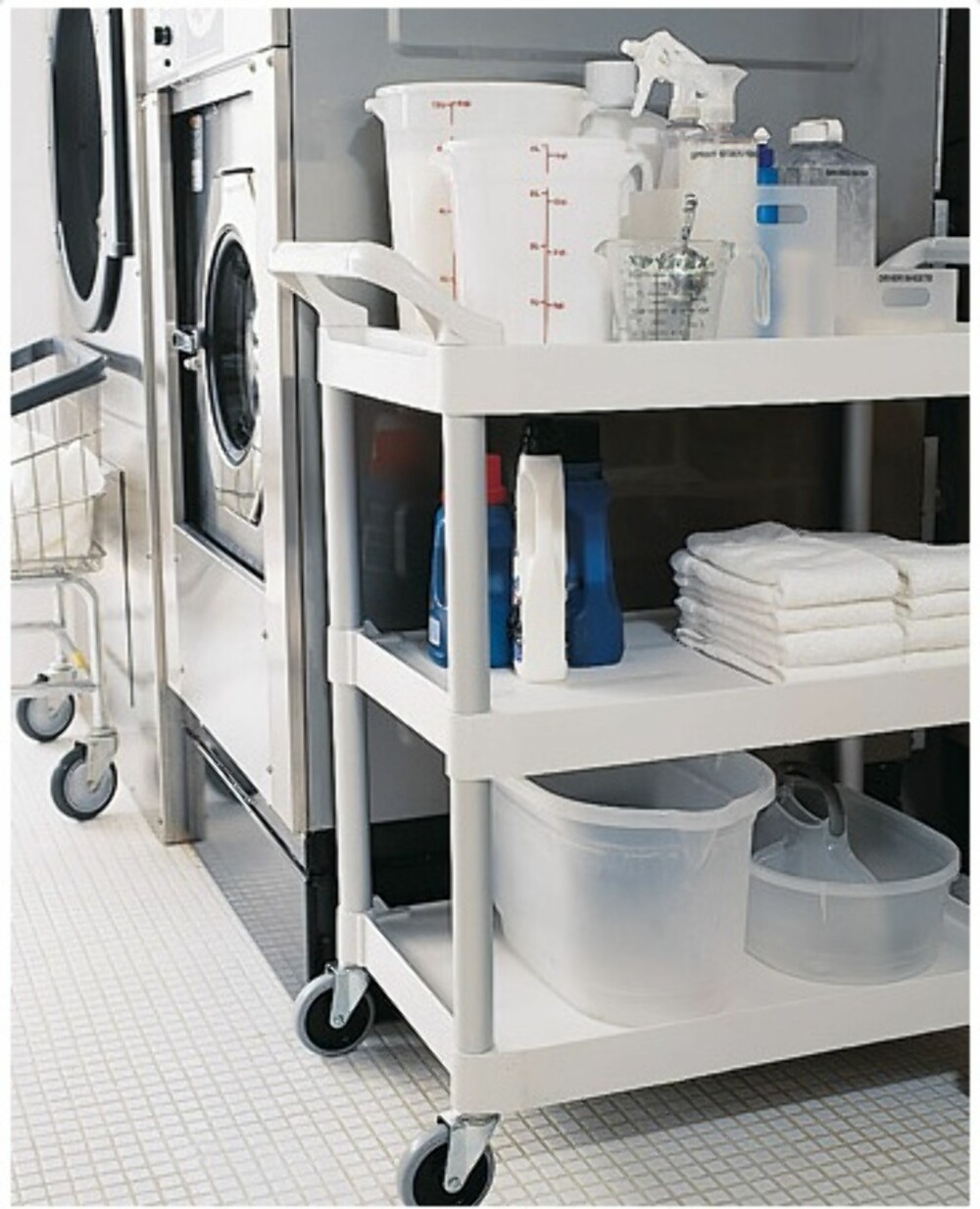 TRILLETRALL: Her har man oppbevart vaskemiddel og annet vaskeutstyr på en praktisk tralle med hjul.