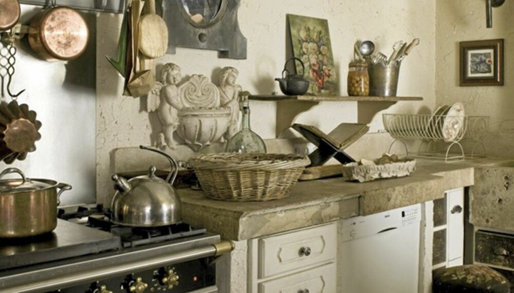ÅPENT OG LUFTIG: Rustikke kjøkken er gjerne åpne og luftige med oppheng til kjeler og detaljer i stein, mur, flettet kurv og tre.