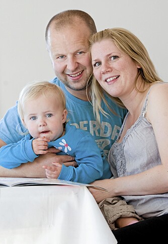 FLEKSET: Lene Klovning Jørpeland og ektemannen Elliott Jørpeland hadde blant annet fleksibelt uttak da sammen med datteren Mie (2) var mindre.
