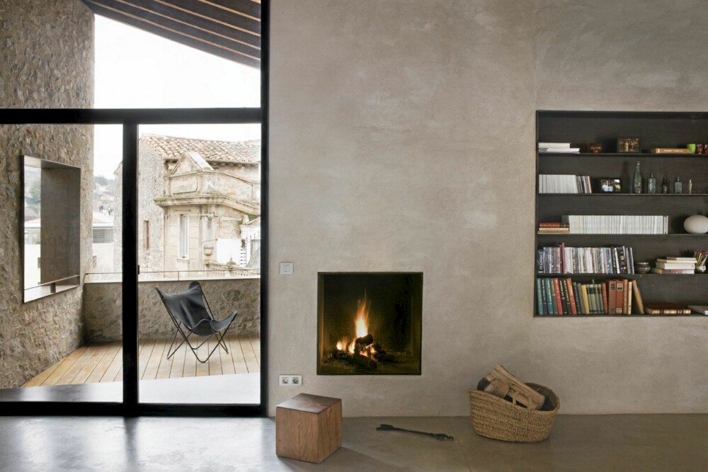 ILDSTED: I stuen gir en tøff peis i minimalistisk stil varme til de ellers kalde veggene.