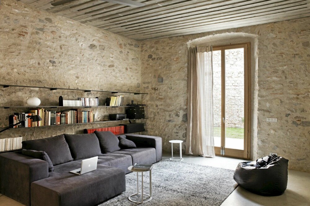STUE: Innredningen er moderne og minimalistisk i stilig kontrast til de gamle veggene og arkitekturen.