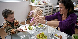MIDDAGSHYGGE: Norske foreldre legger vekt på å samle familien rundt middagsbordet. Tv og mobiltelefon er fy. Det kan gi barna helsefordeler.