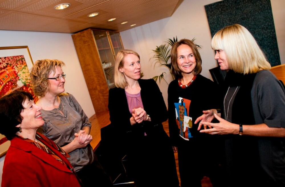 EGET MØTE: Barne- og likestillingsminister Anniken Huitfeldt (i midten) får råd av forskere om hva som må til for at norske par skal få flere barn: Seniorforsker Marit Rønsen (f.v.) og forsker Trude Lappegård i SSB, fødselslege og ammeekspert Gro Nylander og professor i sosiologi Elin Kvande ved NTNU. EGET MØTE: Barne- og likestillingsminister Anniken Huitfeldt (i midten) får råd av forskere om hva som må til for at norske par skal få flere barn: Seniorforsker Marit Rønsen (f.v.) og forsker Trude Lappegård i SSB, fødselslege og ammeekspert Gro Nylander og professor i sosiologi Elin Kvande ved NTNU.