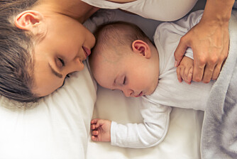SAMSOVING: Stadig flere foreldre velger å samsove med babyen sin. Det er imidlertid flere viktige faktorer å tenke på. Foto: Gettyimages.com.