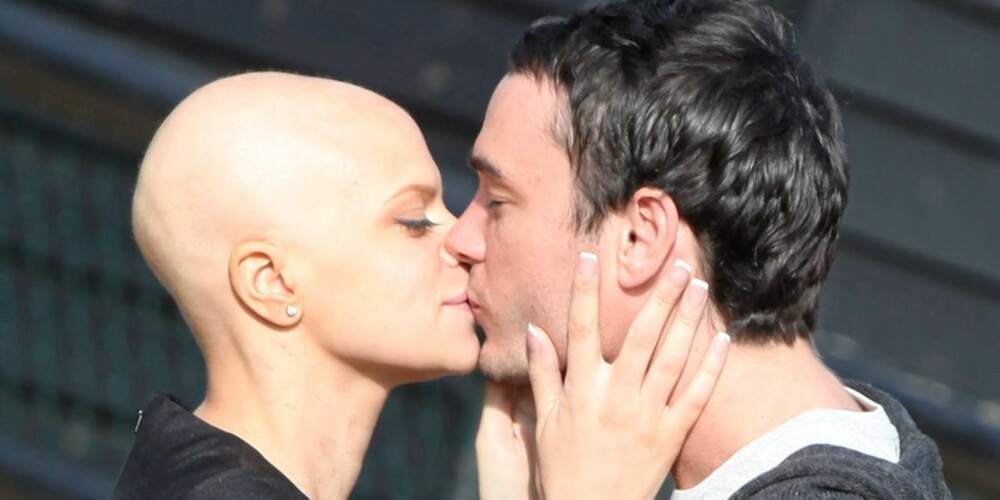 NYGIFT: Jade Goody og Jack Tweed giftet seg i helgen. Jade stod oppreist i 30 minutter under vielsen før hun måtte sette seg ned de siste minuttene.