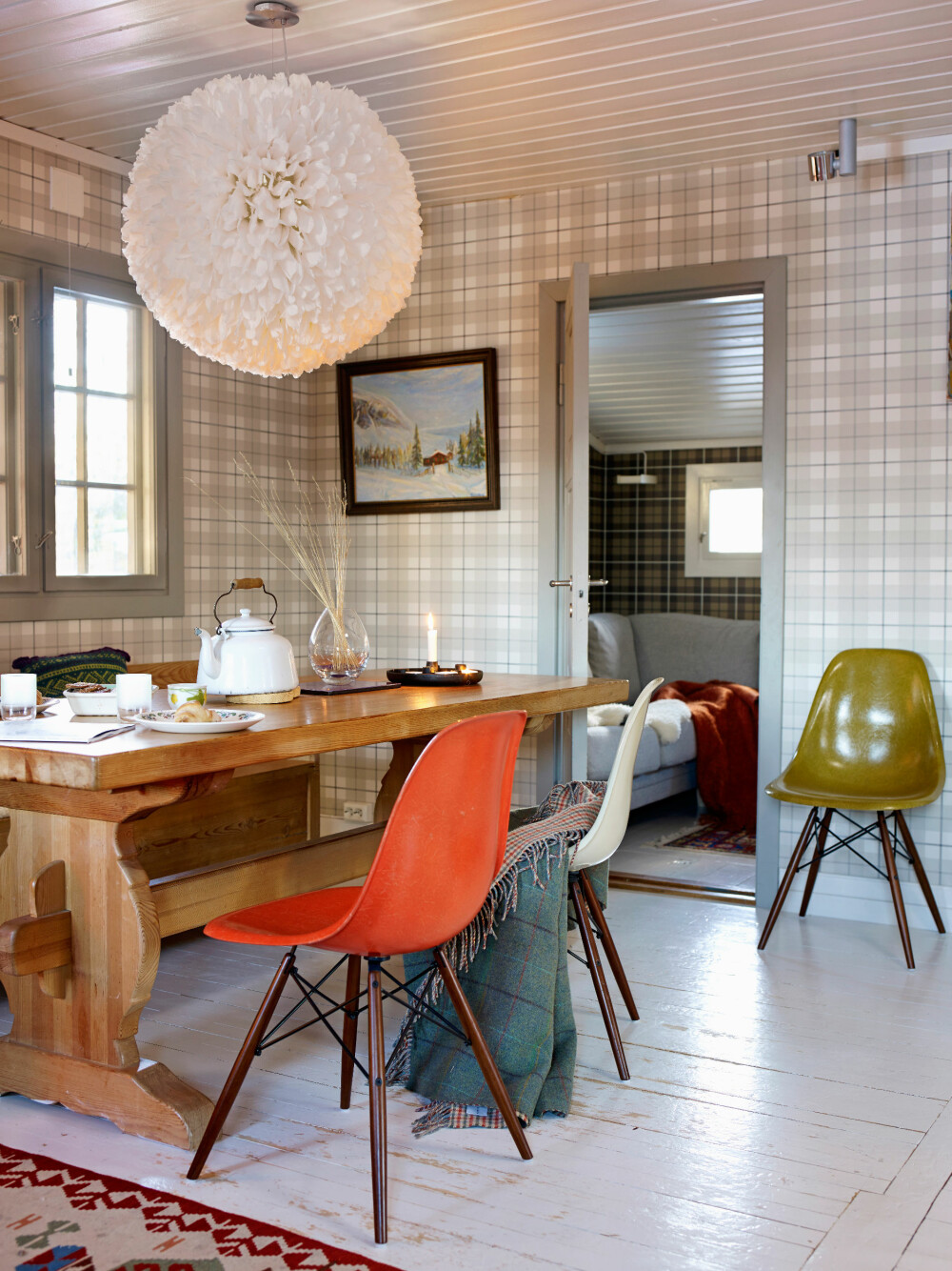 SNERTENT: Farger og grafiske mønstre gjør susen sammen. Det mønstrete tapetet Ranold fra Sandberg har en dus farge som lar de fargerike møblene tre frem. Stolene i glassfiber er originale, designet av Charles og Ray Eames. Lampe fra Brødrene Kolstad på Stabekk. Tv-stuen i bakgrunnen. SNERTENT: Farger og grafiske mønstre gjør susen sammen. Det mønstrete tapetet Ranold fra Sandberg har en dus farge som lar de fargerike møblene tre frem. Stolene i glassfiber er originale, designet av Charles og Ray Eames. Lampe fra Brødrene Kolstad på Stabekk. Tv-stuen i bakgrunnen.