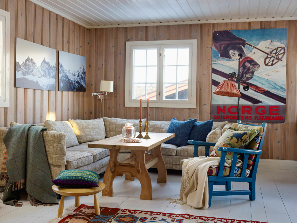 VARME AMBISJONER: På hytta er det varme, glade farger som gjelder for interiørarkitekt Anette Hokholt Asp. Sofaen er trukket om, det samme er stolen, som også er malt. Bilde fra Hilmers Hus. 
