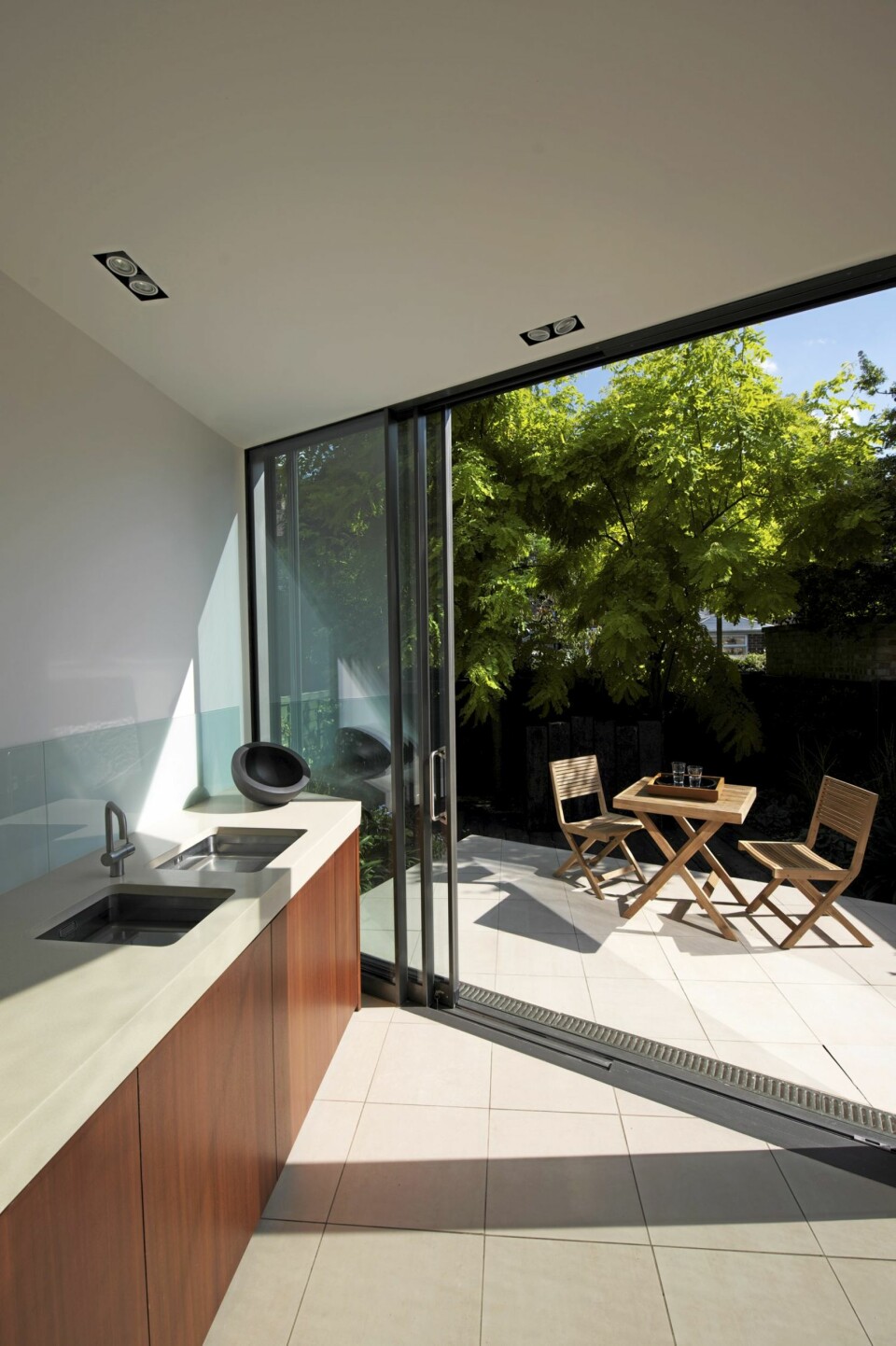 LUFTIG: Skyvedørene i glass åpner opp til en romslig terrasse og uteplass