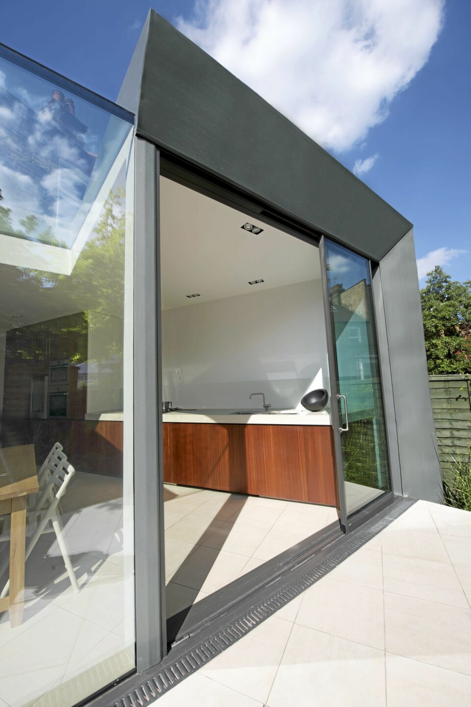 UTE/INNE: Eierne ønsket at hagen skulle være en forlengelse av stuen. Det har arkitektene løst ved at det er lite skille mellom inne og ute.