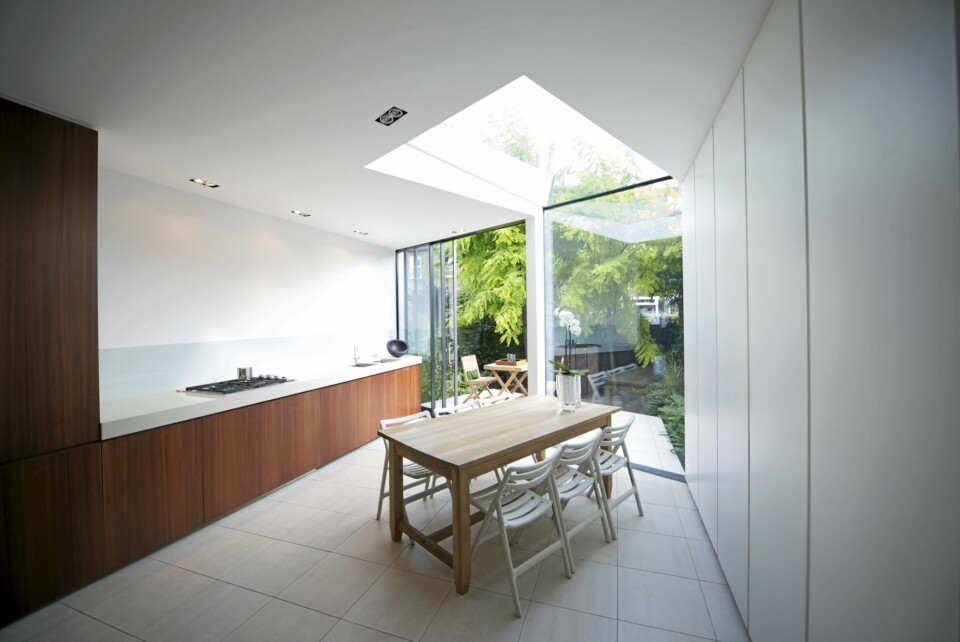 SKJULTE SKAP: Arktiektene har blant annet bygget skap på kjøkkenet for å skjule kjøkkenartikler og holde rommet ryddig.