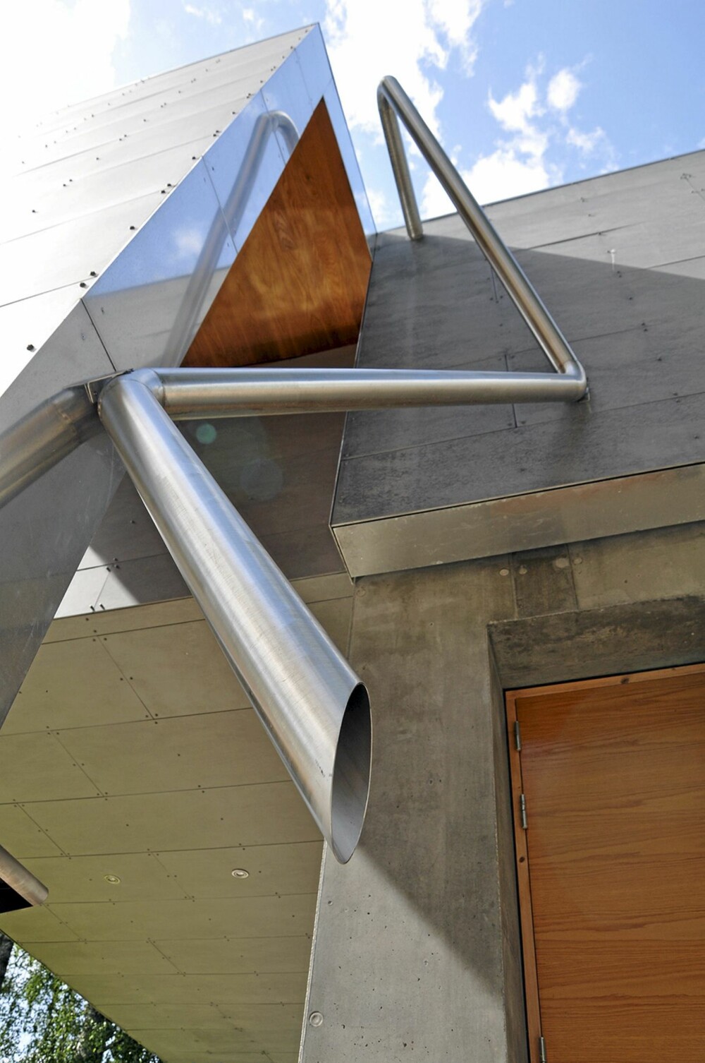 MATERIALER SOM MATSJER: Her ser du hvordan metall, betong og treverk brukes utvendig.