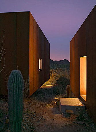 TO HUS TETTE I TETT: Tre "klosser" satt sammen utgjør Desert Nomad House.