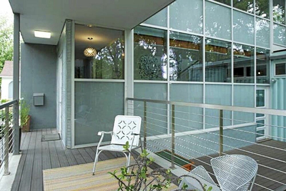 UTEPLASS: På den påbygde terrassen har designeren laget en hyggelig uteplass