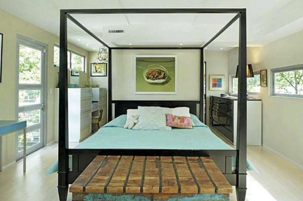 SOVEROM: Den gjennomgående turkise fargen er også fremtredende på soverommet. Rustikke elementer i tre gir varme til rommet.