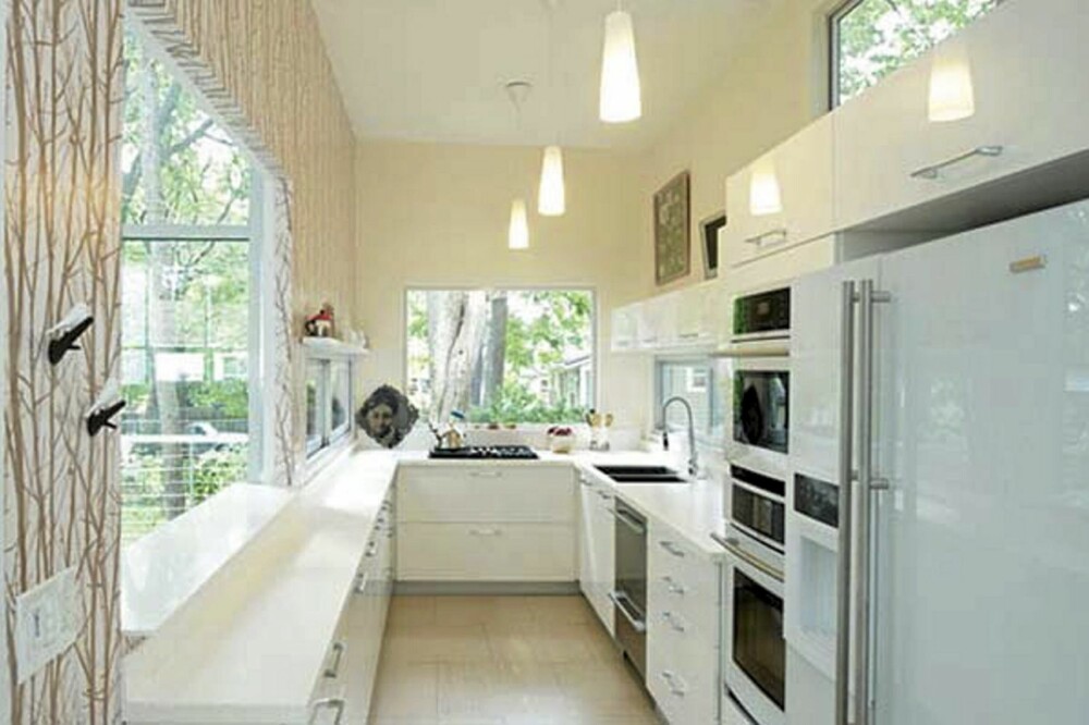 LYST: Det hvite kjøkkenet er lyst og luftig. Glassberg omtaler dette som hjertet i huset.