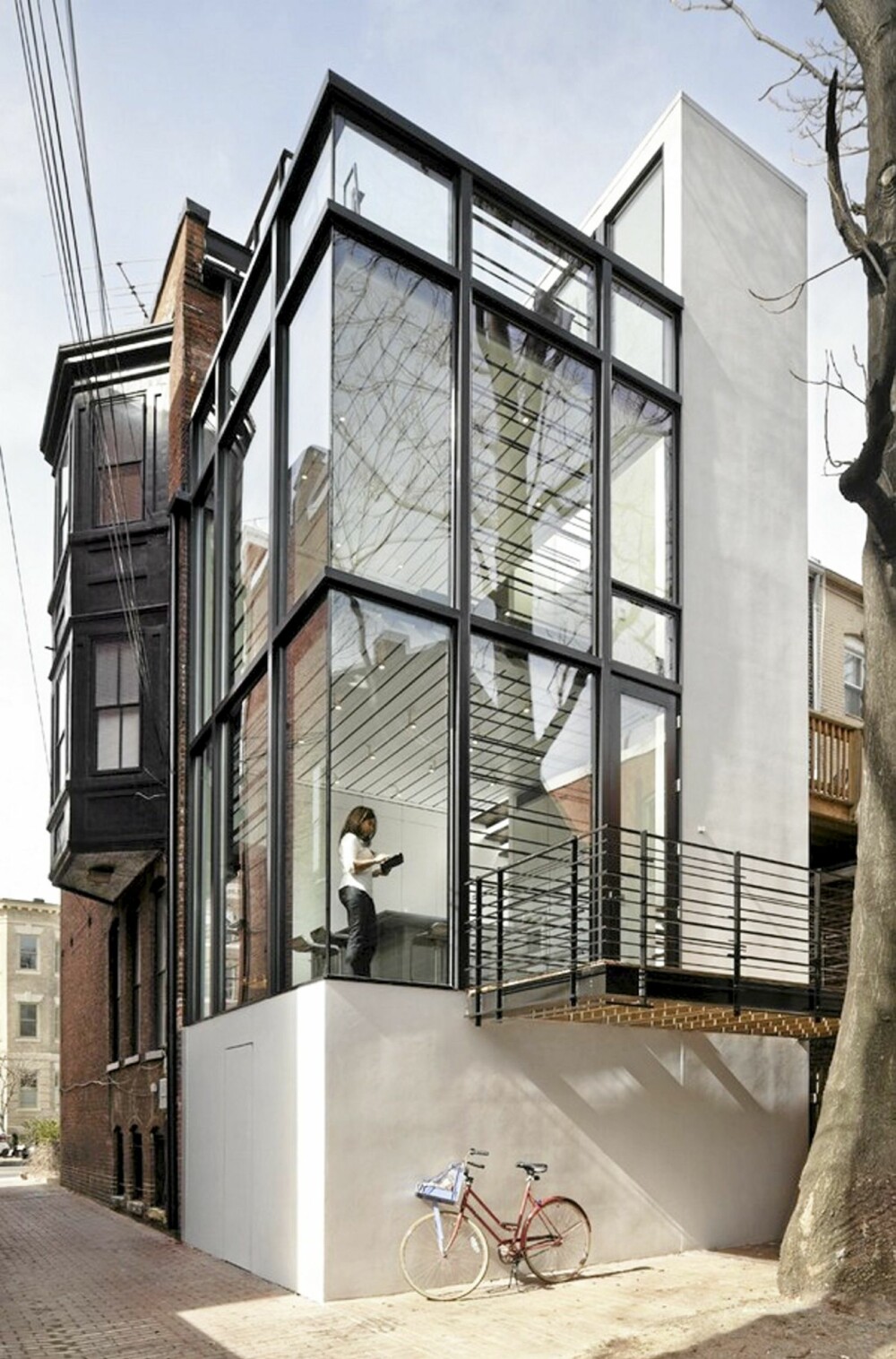 SOMETHING OLD, SOMETHING NEW: Det nye arkitekttegnede tilbygget er en moderne kontrast til det originale huset. SOMETHING OLD, SOMETHING NEW: Det nye arkitekttegnede tilbygget er en moderne kontrast til det originale huset.