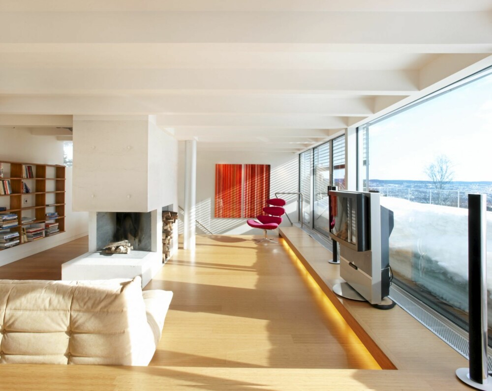 FULL ÅPNING: Stuen har vinduer fra gulv til tak i hele rommets lengde.