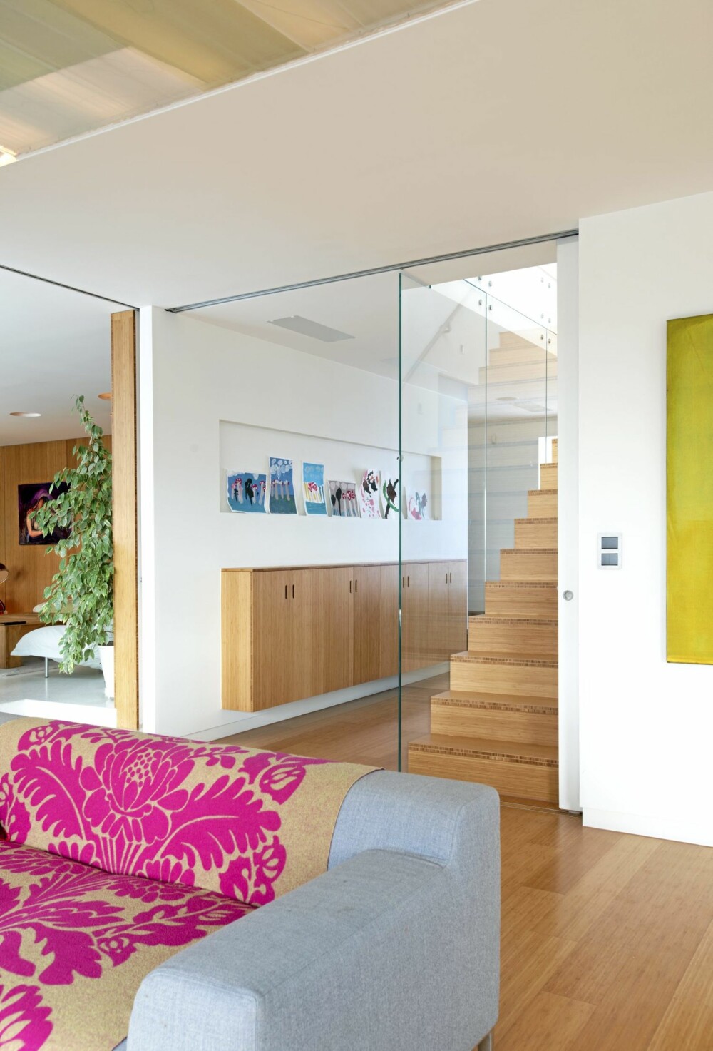 RAFFINERT: Beherskete farger, former og materialer skaper et levende interiør.