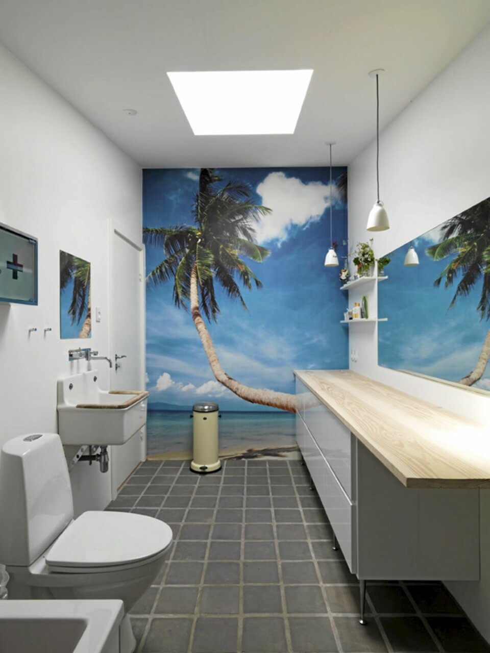 KNALLBLÅ SYDHAVSIDYLL: Men store og små grafiske motiver fra sydhavet blir badet til en fargerik oase midt i huset. Dette er et sted for drømmer...