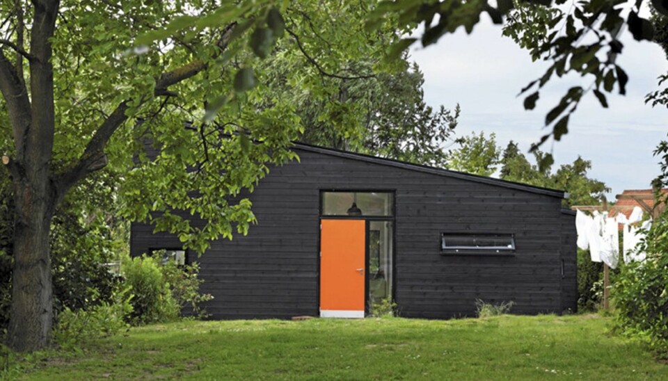 KOM BARE INN: Bak den knalloransje døren skjuler det seg et lekkert interiør spekket med farger, malerier og designmøbler.