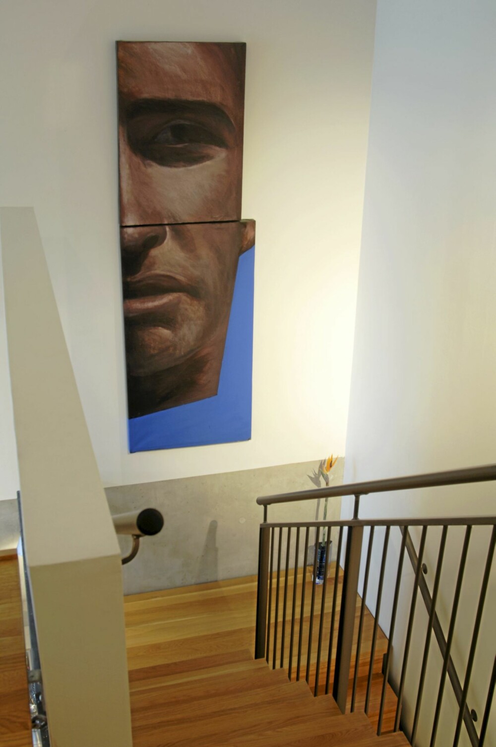 MODERNE RAMME:  I trappereposet står en tjekkisk glassvase. Stort, blått bilde malt av svenske Leif Jacobson