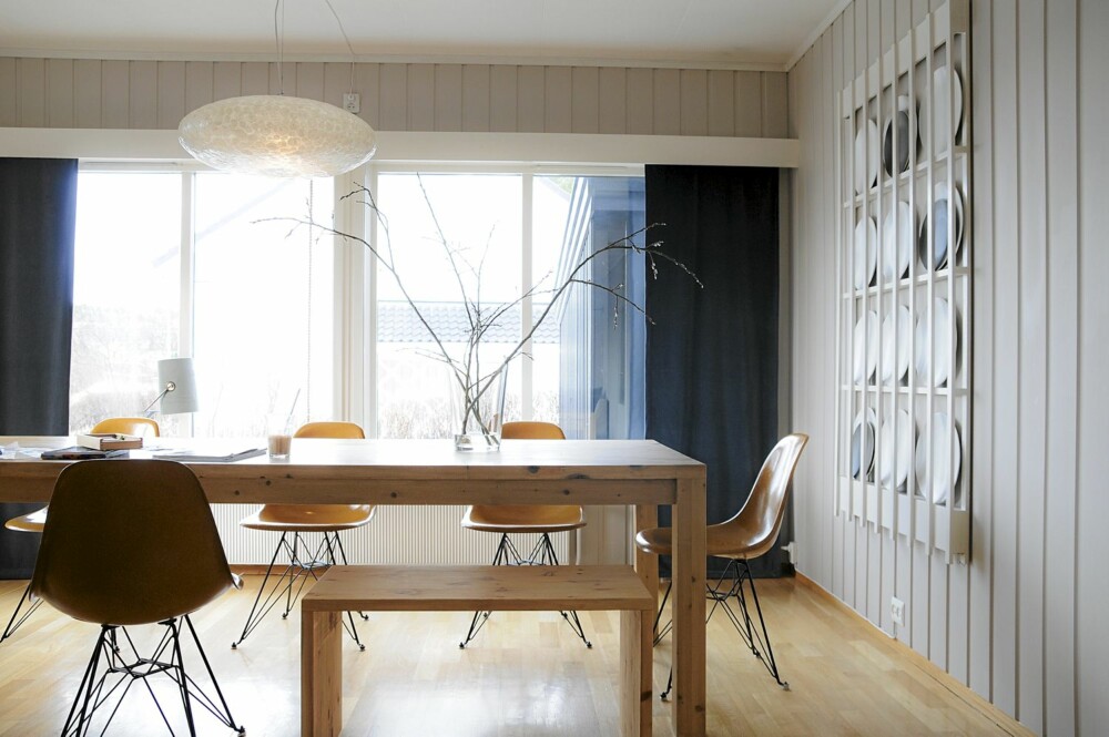 SAMLINGSPUNKT.Spisebordet har plass til mange og arkitekten har laget flere sittebenker som også brukes som salongbord. Lampen er fra gamle Jane Doe i Oslo. Stuens vegger er malt i S 2005 Y50R.