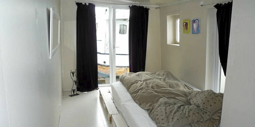 LYSINNSLIPP: Både på soverommene og i stua er det store vinduer fra tak til gulv som kan åpnes.