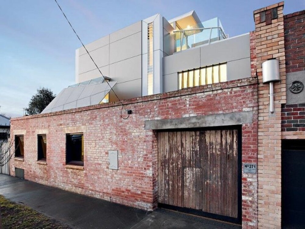 I NY DRAKT: Brannstasjonen i Melbourne fikk en ansiktsløftning av arkitektene i Morris Partnership. I NY DRAKT: Brannstasjonen i Melbourne fikk en ansiktsløftning av arkitektene i Morris Partnership.