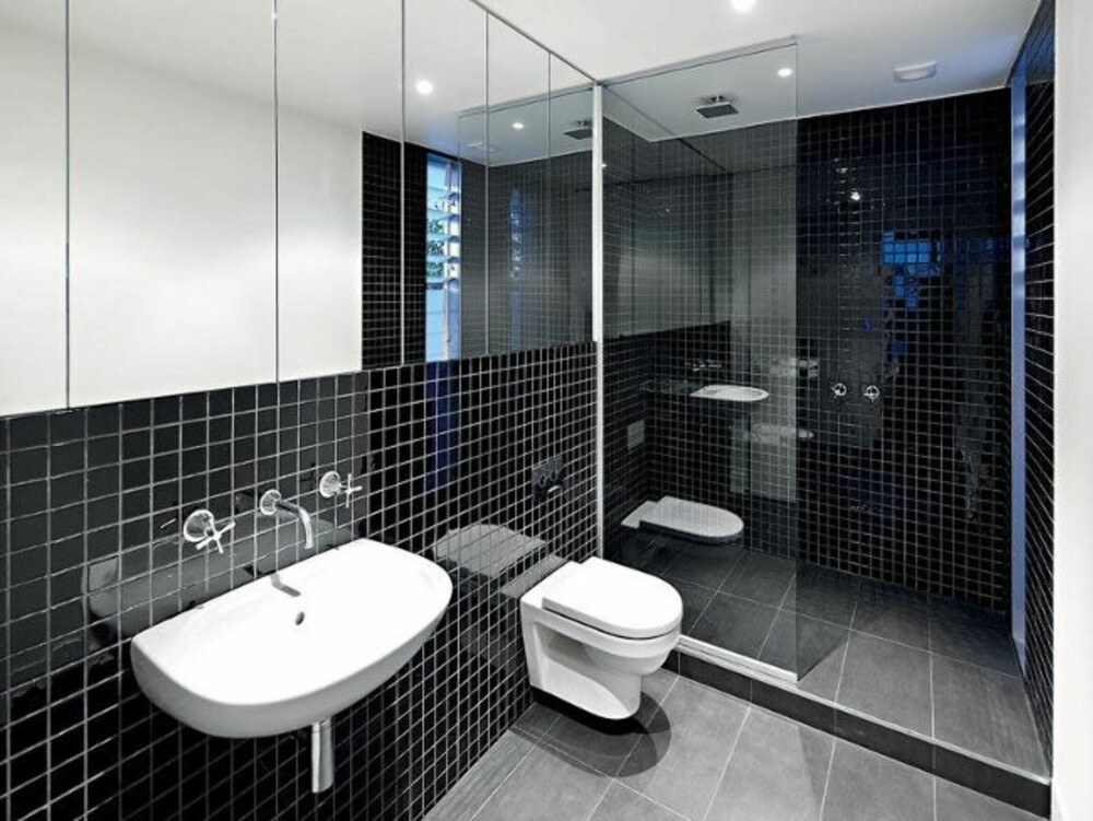 SORT OG STRAMT: Badet er ekslusivt innredet i sort og hvitt. SORT OG STRAMT: Badet er ekslusivt innredet i sort og hvitt.