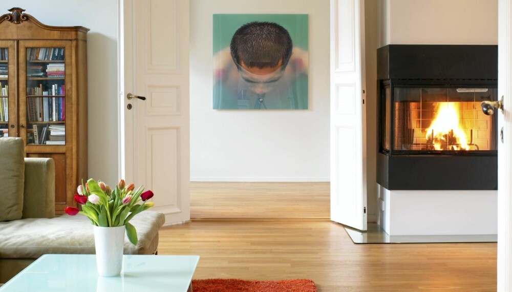 UTVALGTE. Fotografiet på veggen i den innerste stuen er fra utstillingen "Vacuum", bildene er tatt i Kina. Fin Serck-Hanssen har ikke mange, men han har utvalgte ting som arveskapet til venstre.