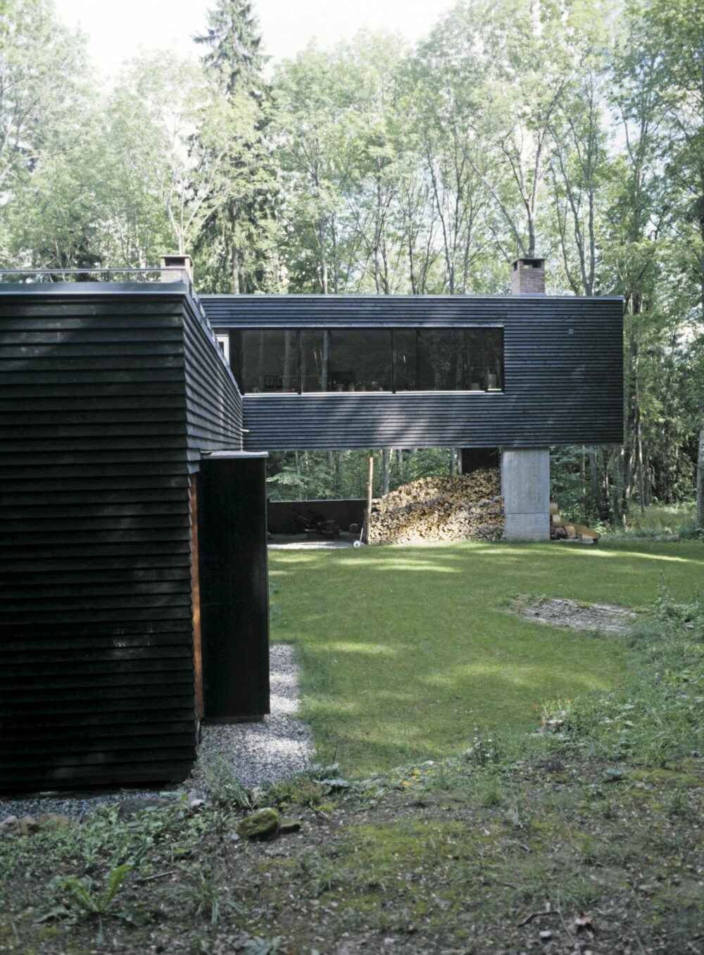 AVANSERT I FORM OG MATERIALER: Einar Dahle tegnet et hus som er et eksempel på avansert nåtidsarkitektur. Betongen er støpt med et jevnt mønster, ensartet farge og skarpe, presise hjørner.
