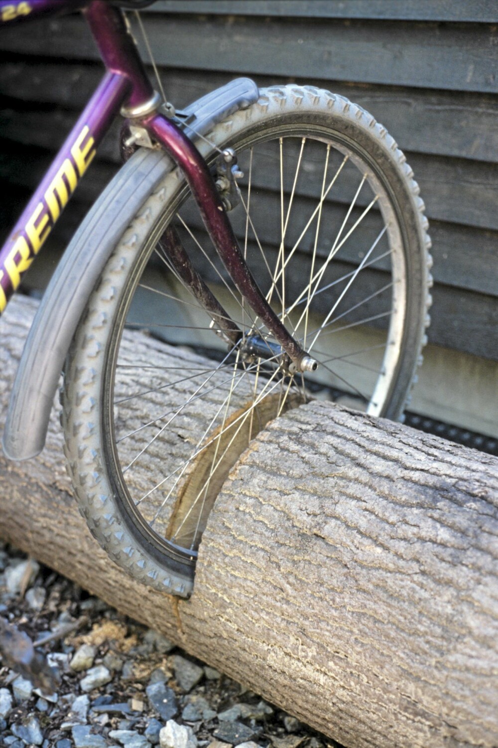 MOTORSAGMASAKREN: Med motorsagen ble den grove tømmerstokken reddet fra peisen, og ble et kult sykkelstativ.