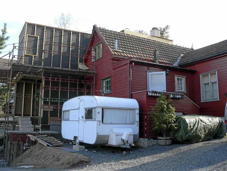 MIDLERTIDIG. Campingvogna var god å ha i perioder under utbyggingen.