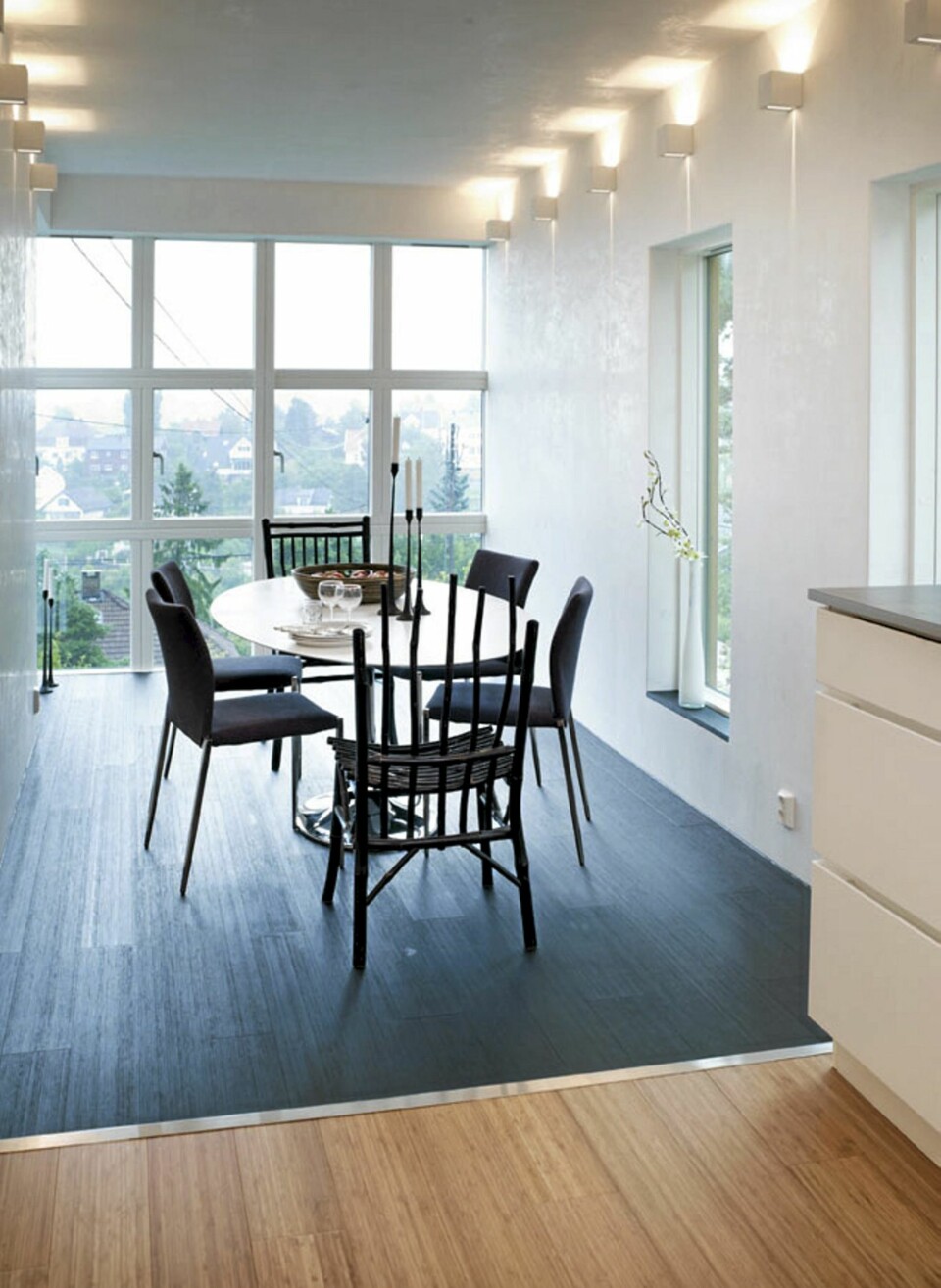 SVART BAMBUS. Bambusgulvet i spisedelen er malt svart. De øvrige gulvene er i umalt bambus. For møbler, kontakt bo-sf.no