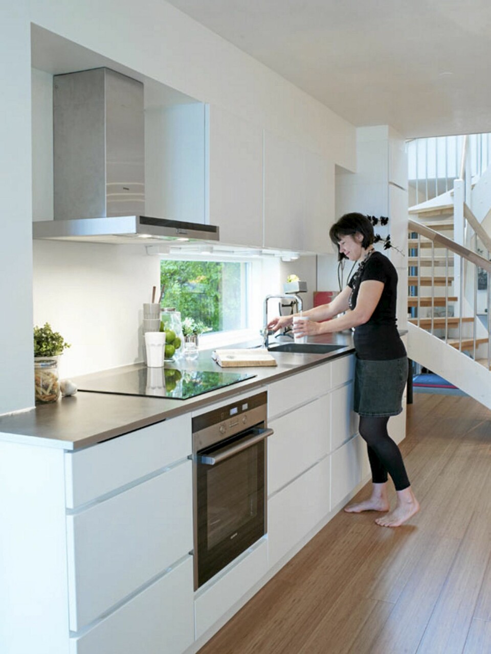 UTFORDRINGER. Mona Johansen sier at hun har møtt mange utfordringer underveis, og hun måtte ha litt tid for å venne seg til arkitektens forslag til moderne tilbygg. Men hun ble vedlig fornøyd med helheten. Innredning fra Kvik og gulv fra Bambusgulv Norge.