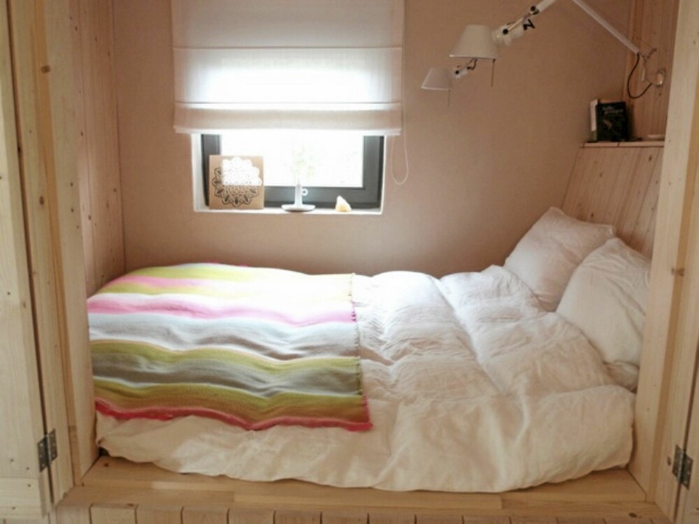 SOVEROM: Soverommet inneholder kun det nødvendigste, nemlig en seng. Den er plassbygget inn i det lille rommet.