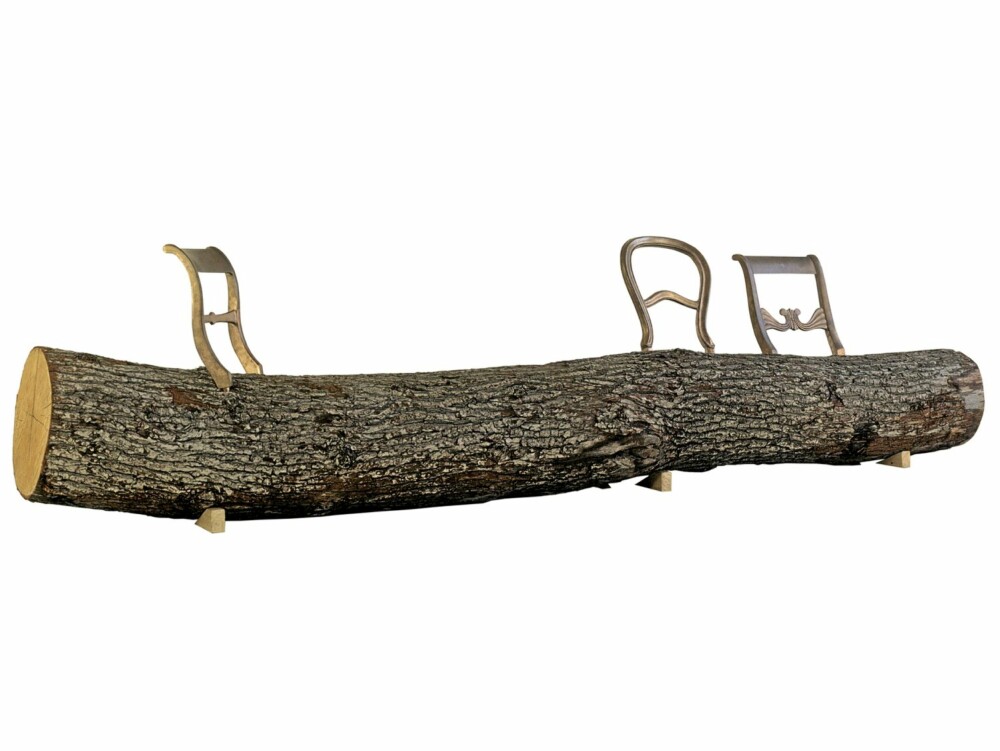 TREBENK: Tøff og trebenk som er tilpasset naturens form og uttrykk.