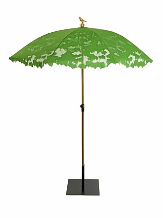 GRØNN SKYGGE: Dette er parasollen som ikke skiller seg ut blant trærne. Perfekt for deg som ønsker et naturlig uttrykk i hagen.