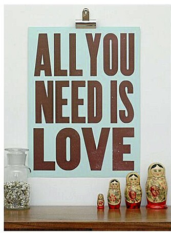 60-TALLS VIBBER: Kjent strofe fra Lennon/McCartneys legendariske "All You Need Is Love". Plakaten får du på Keep Calm Gallery