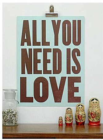 60-TALLS VIBBER: Kjent strofe fra Lennon/McCartneys legendariske "All You Need Is Love". Plakaten får du på Keep Calm Gallery 60-TALLS VIBBER: Kjent strofe fra Lennon/McCartneys legendariske "All You Need Is Love". Plakaten får du på Keep Calm Gallery