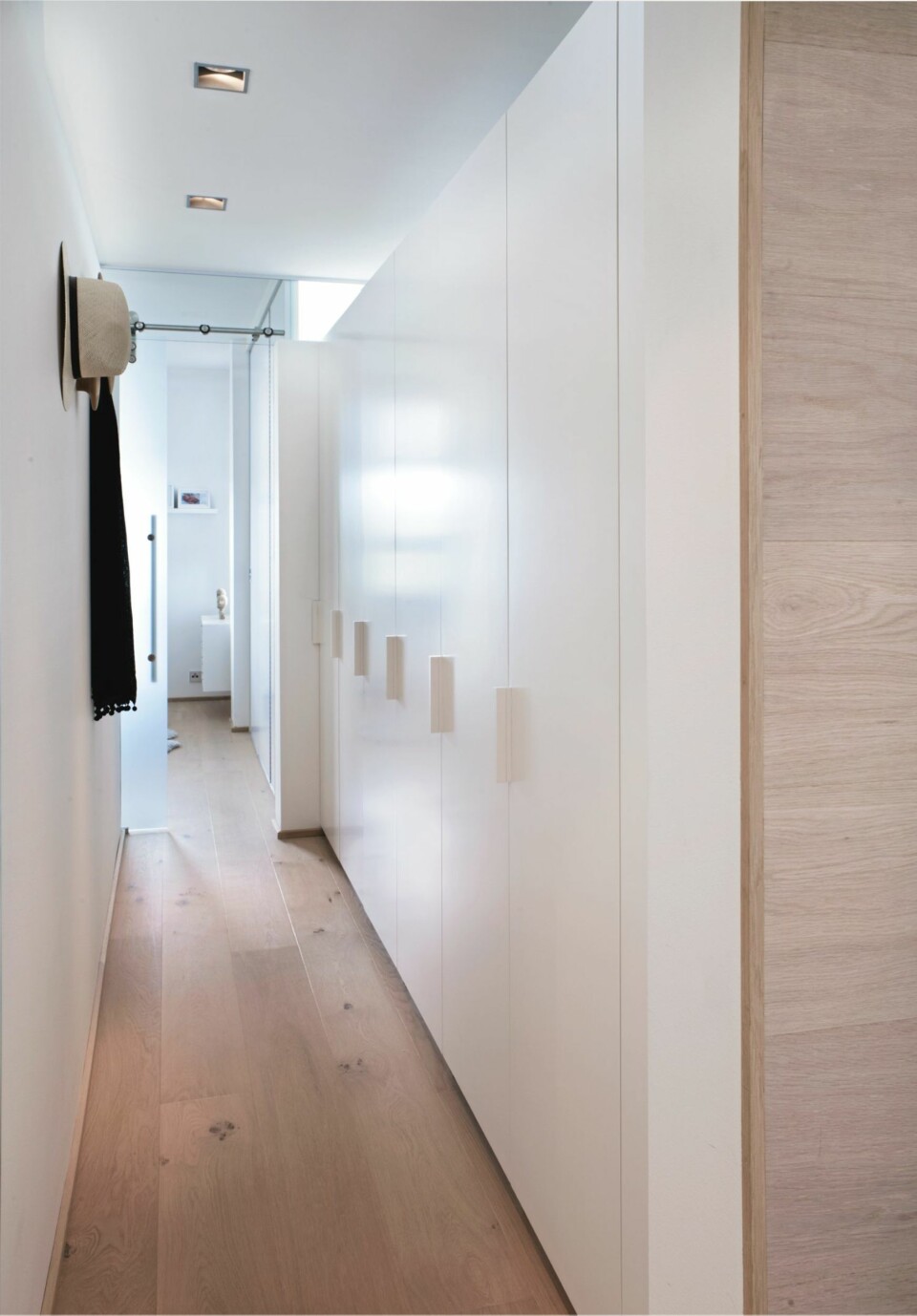 GARDEROBEGANG. Garderoben er rett bak stueveggen og har god oppbevaringsplass.