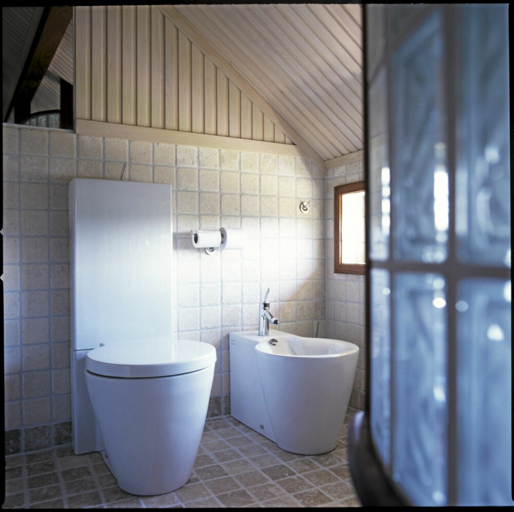EN HØYDARE: Her ser du hvordan rommet er designet slik at det skapes skulpturelle kvaliteter under det bratte, gamle låvetaket. WC og bidet signert Philippe Starck. EN HØYDARE: Her ser du hvordan rommet er designet slik at det skapes skulpturelle kvaliteter under det bratte, gamle låvetaket. WC og bidet signert Philippe Starck.