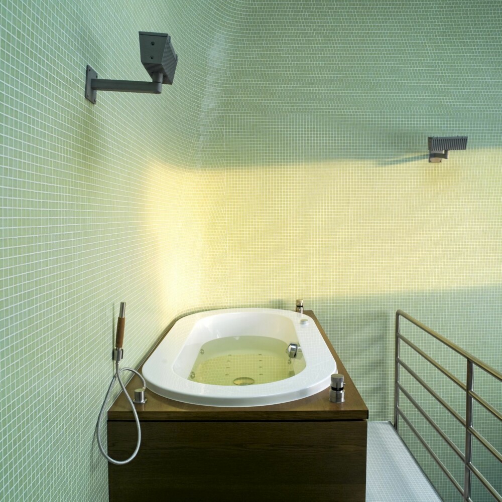 HVIL DEG BORGER: Det er sjøutsikt også fra det omhyggelig innebygde massasjekaret designet av Philippe Starck.