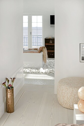 GOD UTSIKT: Fra badekaret kan stylist og beboer Maluna Fabrin se ut av vinduet eller inn på soverommet.