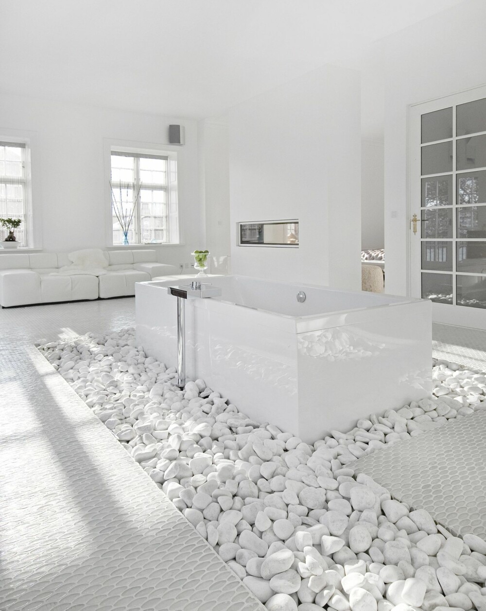SENTRAL PLASSERING: Badet har husets beste plassering, med både veranda, utsikt og egen lounge. Gulvet er et komposittmaterial fremstilt av betong og italiensk perlemor. SENTRAL PLASSERING: Badet har husets beste plassering, med både veranda, utsikt og egen lounge. Gulvet er et komposittmaterial fremstilt av betong og italiensk perlemor.
