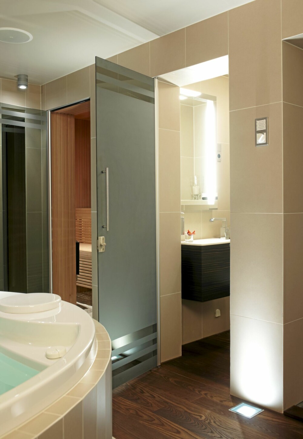 FROSTET: Glassdørene inn til toalett og badstu er frostet og hindrer innsyn.