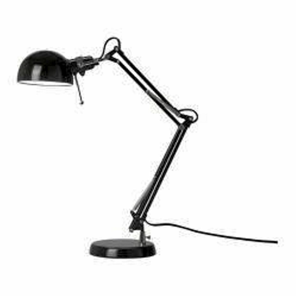 TRENDY: Lampen Forså fra Ikea har en industriell look som er veldig trendy nå.